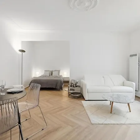 262 Montaigne - Superbe A *